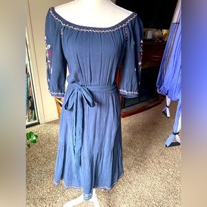 Super cute boho on or off shoulder gauzy dress.
